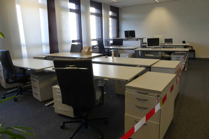 Rauminhalt Großraumbüro mit 8x Schreibtisch, elektrisch höhenverstellbar